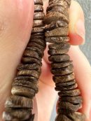 High quality natural agarwood bracelet, large amount of essential oil, almost submerged in water, beautiful button design, suitable for both men and women , only One