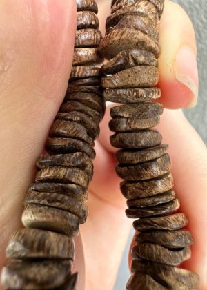 High quality natural agarwood bracelet, large amount of essential oil, almost submerged in water, beautiful button design, suitable for both men and women , only One