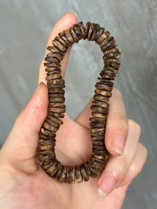 High quality natural agarwood bracelet, large amount of essential oil, almost submerged in water, beautiful button design, suitable for both men and women , only One - 图片 2